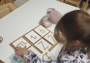 dziewczynka układa wyraz miś