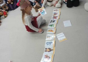 dzieci nazywają misie i układają obrazki