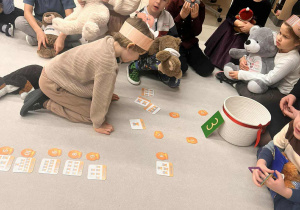 chłopiec liczy misie