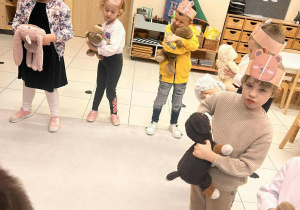 dzieci tańczą i śpiewają z misiami