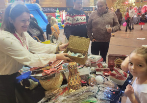 dziewczynka wrzuca pieniądze do puszki