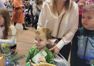 chłopcy z mamą płacą za zakupione rzeczy