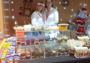 panie pozują do zdjęcia