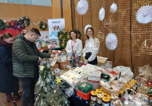 panie pozują do zdjęcia