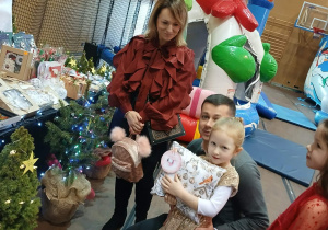 dziewczynka ze swoją rodziną