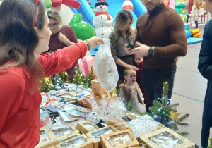 pani podaję torbę z poduszką