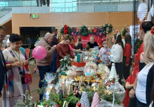 ludzie odwiedzają stoisko kiermaszu