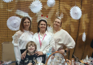 panie pozują do zdjęcia