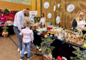 pan z chłopcem oglądają rzeczy