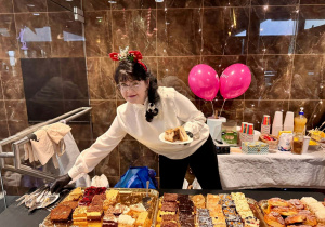 pani trzyma ciasto na talerzyku