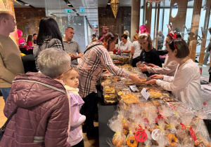 ludzie kupują produkty