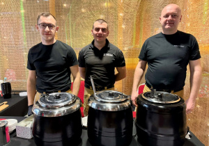 strażacy sewują pyszną zupę