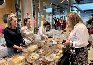 ludzie kupują produkty