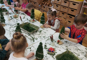 dzieci ozdabiają choinki