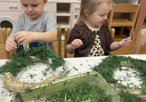 dzieci oklejają wianki