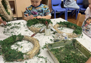 dzieci oklejają wianki