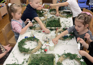 dzieci ozdabiają wianki