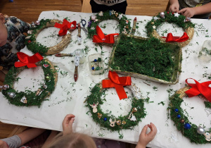 dzieci ozdabiają wianki