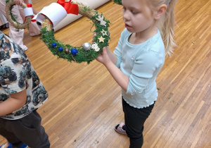 dziewczynka prezentuje swój wianek