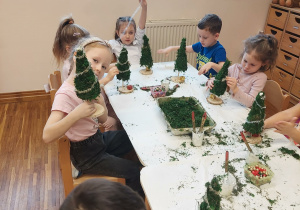 dzieci ozdabiają choinki