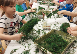 dzieci ozdabiają choinki