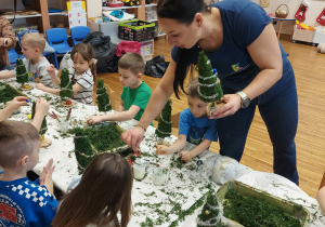 dzieci ozdabiają choinki