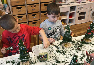 dzieci ozdabiają choinki