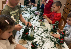 dzieci ozdabiają choinki