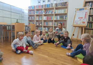 pani pokazuje dzieciom książkę