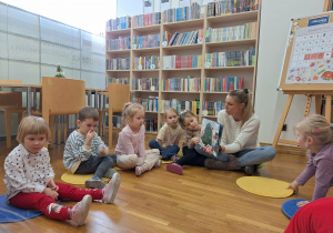 dzieci oglądają ilustracje książki