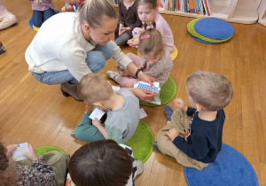 pani daje dzieciom naklejki