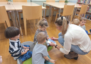 pani daje dzieciom naklejki