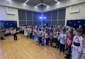 dzieci bawią się z animatorką