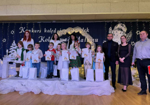 laureaci konkursu na scenie pozują do zdjęcia