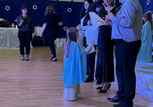 dziewczynka odbiera gratulacje i nagrodę