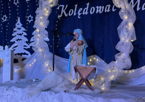 dziewczynka śpiewa pastorałkę