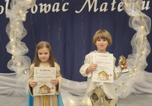 przedszkolaki pokazują dyplomy za zdobyte miejsce