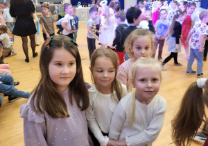 dziewczynki bawią się na sali