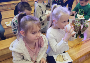 dzieci piją wodę i jedzą pierniczki