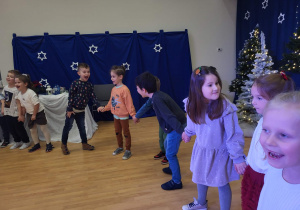 dzieci stoją w kole