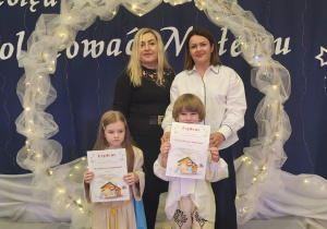 laureaci konkursu stoją ze swoimi wychowawcami