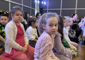 przedszkolaki oglądają występy dzieci