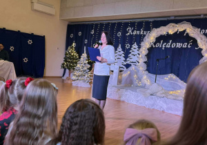 pani dyrektor z przedszkola w Kleszczowie wita dzieci i gości