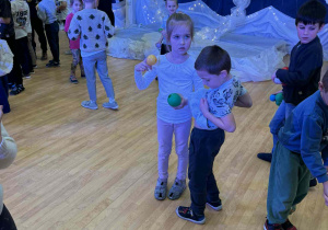 dzieci bawią się piłeczkami