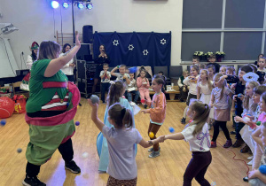 zabawy dzieci z animatorką