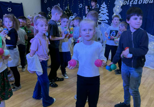 dziewczynka trzyma piłki