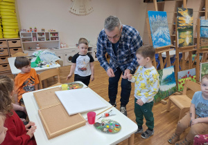 dzieci malują na płótnie