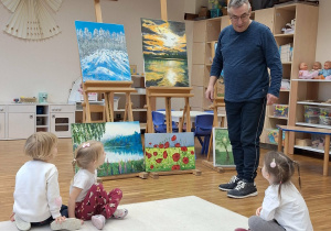 pan opowiada dzieciom o obrazach