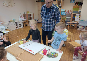 dzieci malują na płótnie