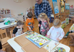 dzieci malują na płótnie